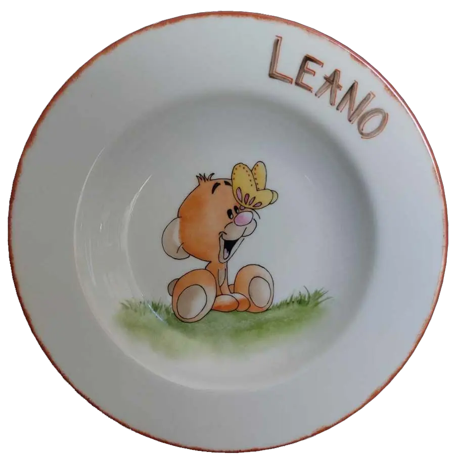 kinderteller-leano-baer Handbemalter Kinderteller mit dem Namen Leano und einem kleinen Bären, auf dessen Nase ein Schmetterling sitzt