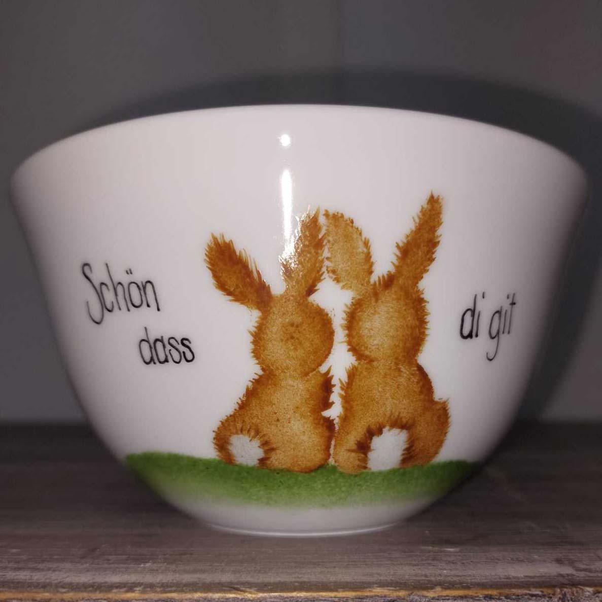 Schale mit 2 Hasen von hinten und "Schön das di git"